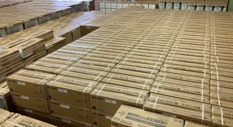 梱包された大量の在庫商品が並ぶ倉庫